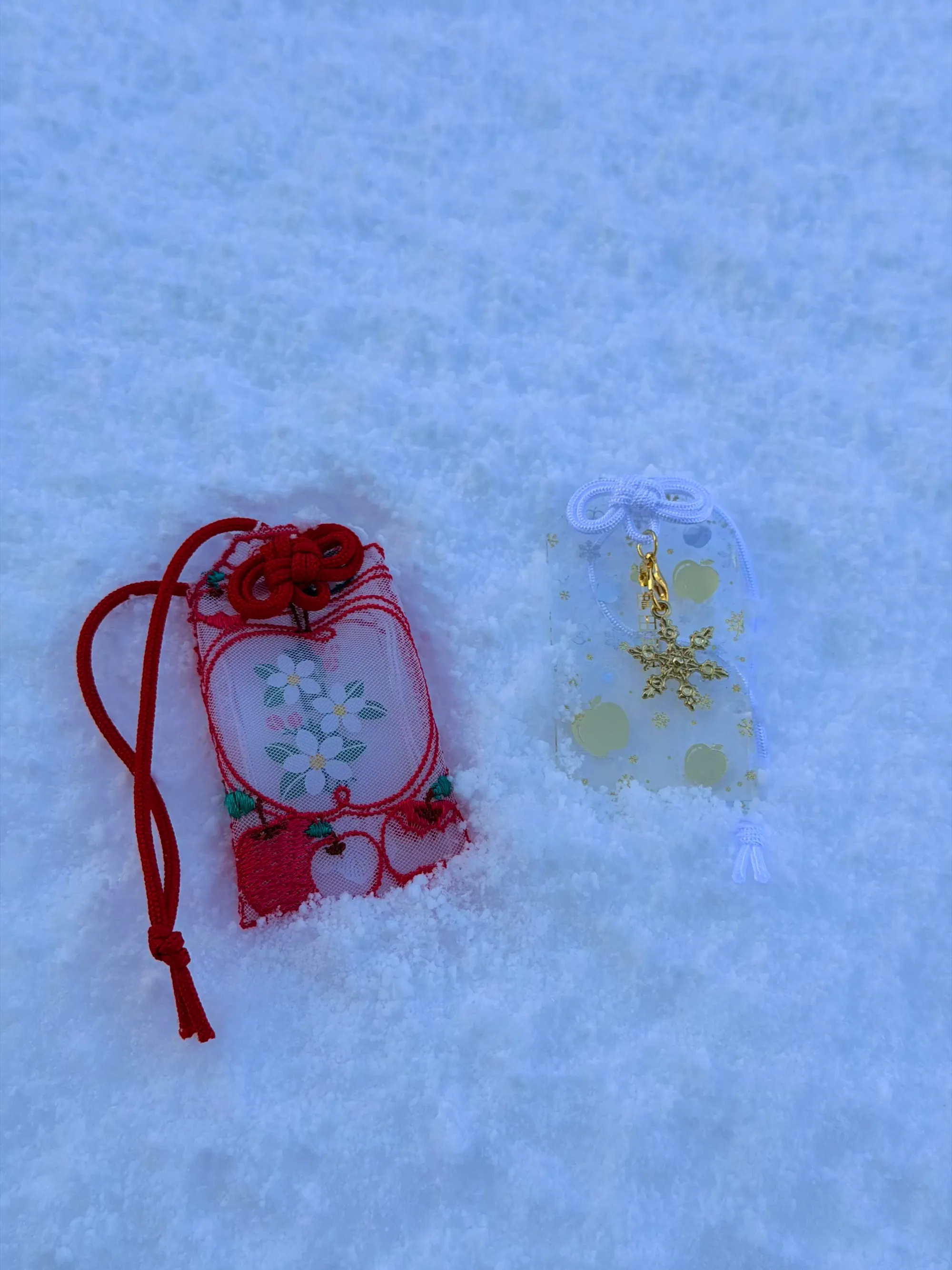 多款蘋果及刺繡造型御守外觀