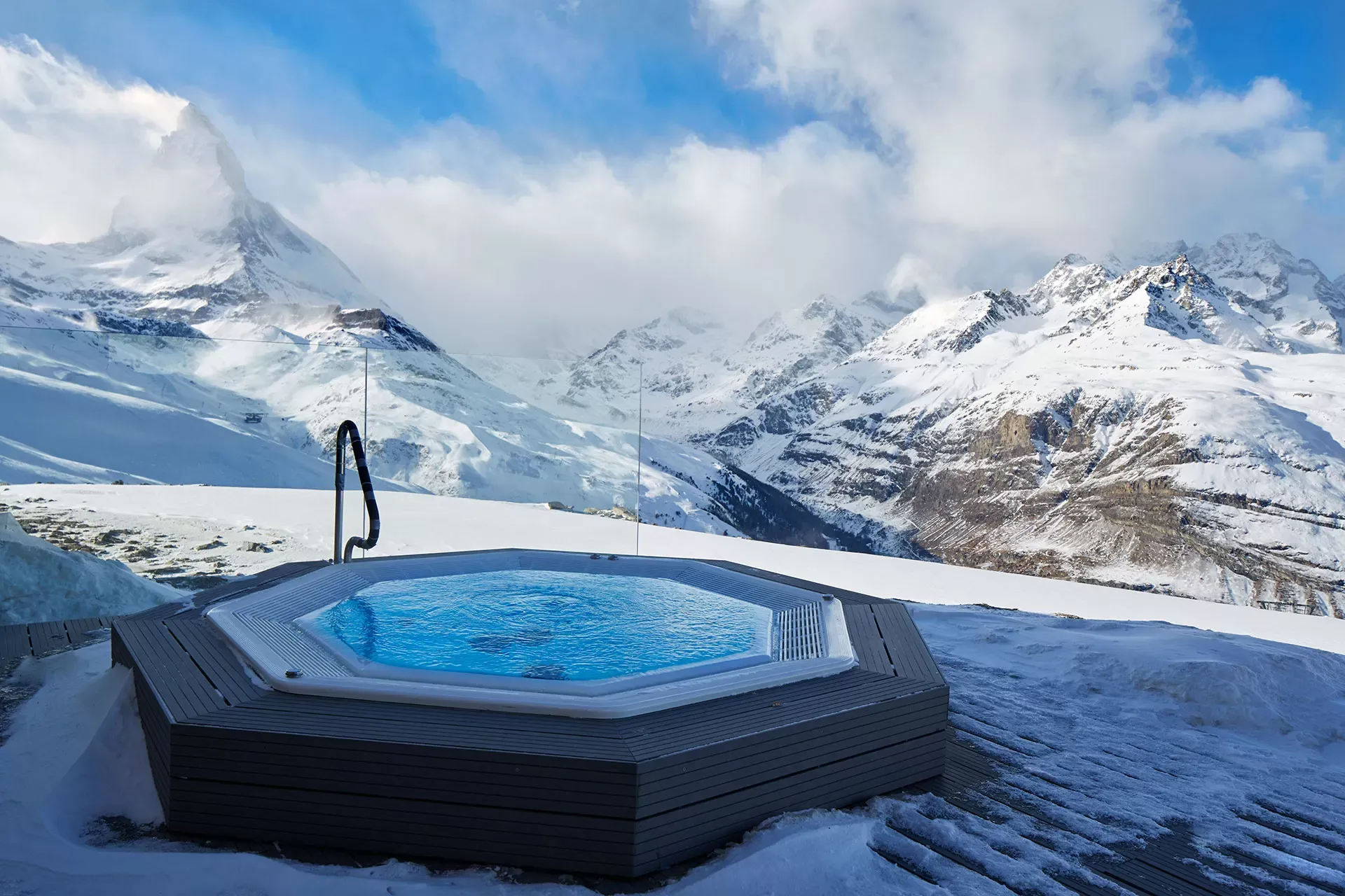 Riffelhaus 1853 戶外 Jacuzzi 正面對住馬特洪峰視乎當夜天氣變化。雲一遮,成座山可以完全消失。