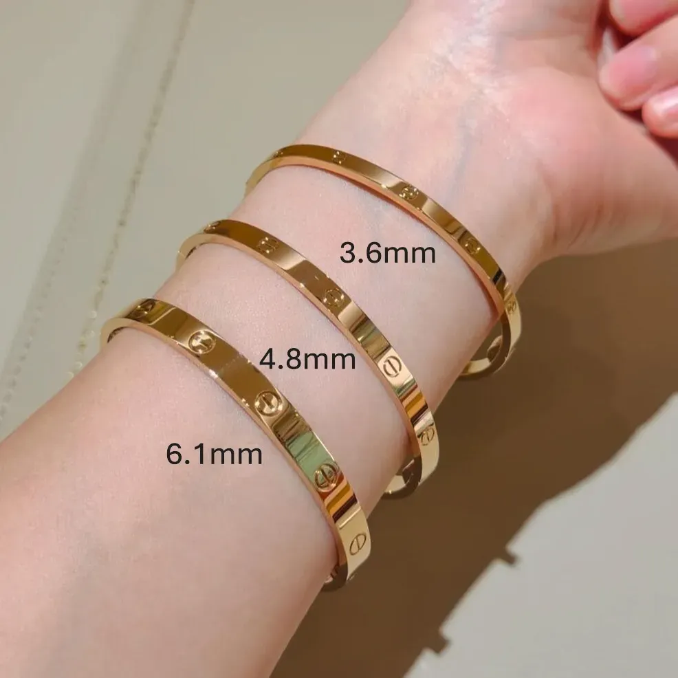 網民一次過佩戴&nbsp;Cartier Love&nbsp;手鐲三款（小型款&nbsp;3.6mm、&nbsp;中型款&nbsp;4.8mm、經典款&nbsp;6.1mm），展示窄版、中型、寬版嘅實際佩戴效果。由5News編輯部標註尺寸