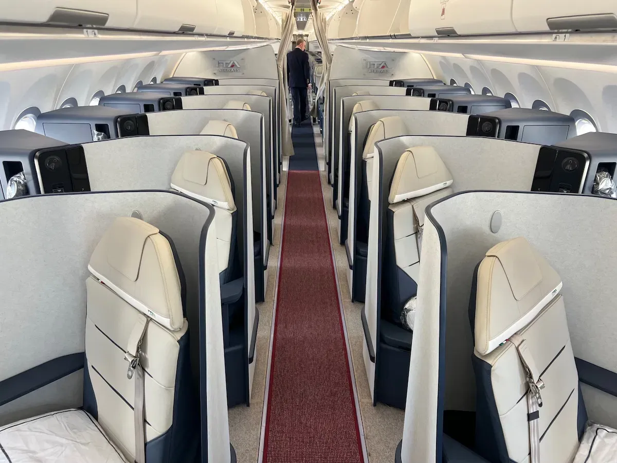 ITA Airways 旗下 Airbus A321neo 部分航機已配置反魚骨式平躺商務艙，產品質素在窄體機市場屬較高水平。