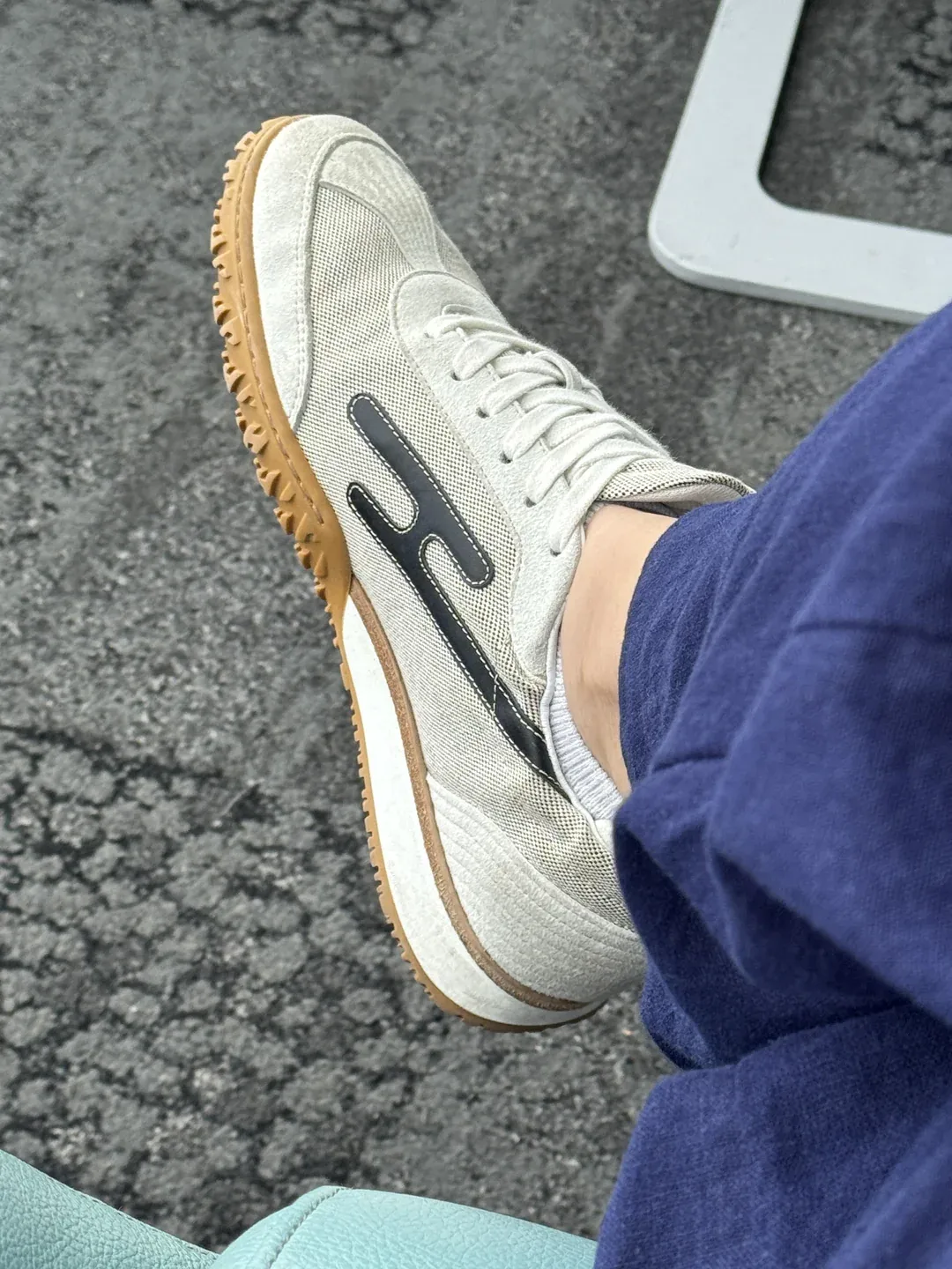 網民分享&nbsp;Hermès Jet Sneakers&nbsp;穿著情況，表示曾穿著到主題樂園步行約&nbsp;9 miles（約14至15公里），整體舒適度表現不錯。
