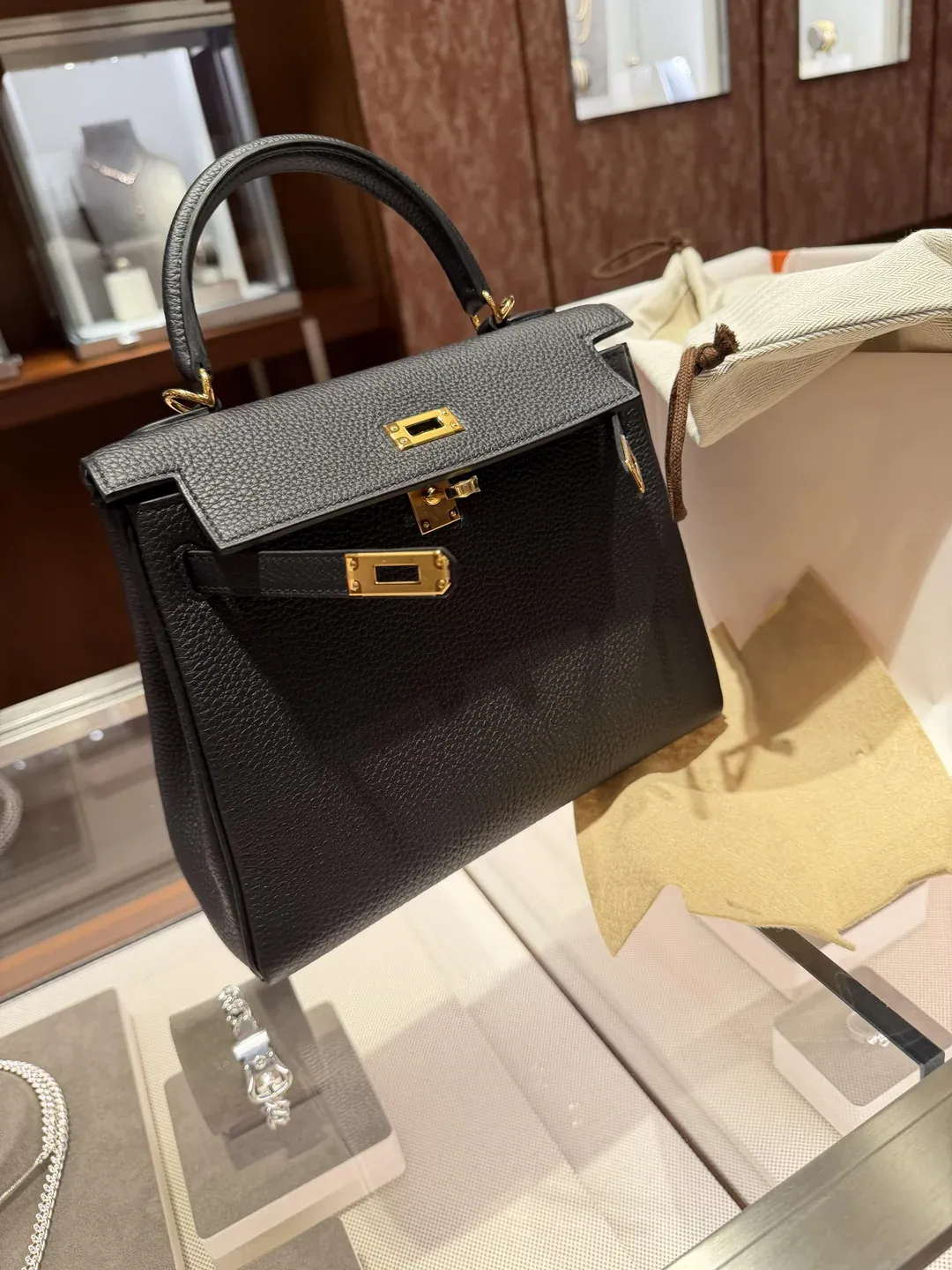 網民分享獲店舖提供&nbsp;Kelly 25 Noir（黑色）配&nbsp;Gold Hardware（金扣），屬內縫（Retourne）結構。