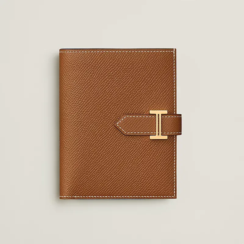 Hermès&nbsp;官網展示嘅經典&nbsp;Béarn wallet。Béarn&nbsp;系列以標誌性「H」扣聞名，一直被視為品牌較經典嘅皮具款式之一，亦是不少顧客建立購買紀錄時會考慮嘅入門產品。