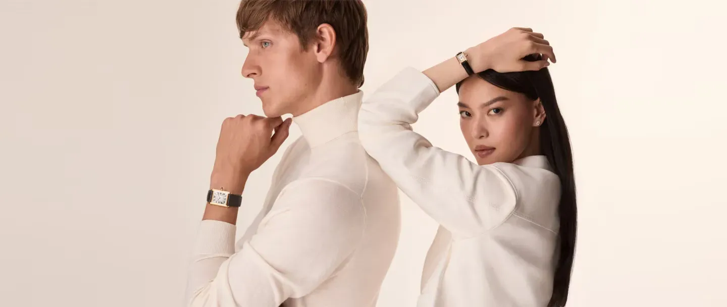 Cartier Tank Must腕錶以兩側垂直平行錶框為標誌，塑造出簡潔而具辨識度嘅經典設計語言。