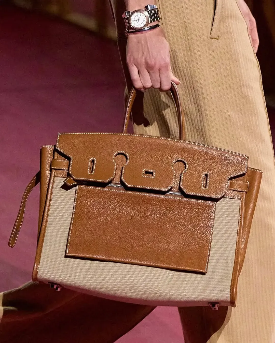 Hermès 於 2025 春夏女裝時裝騷推出 Birkin À l’Envers(意即「反轉 Birkin」),以 inside-out 概念重新演繹經典 Birkin 結構,將部分標誌性元素如扣帶與五金位置重新配置。