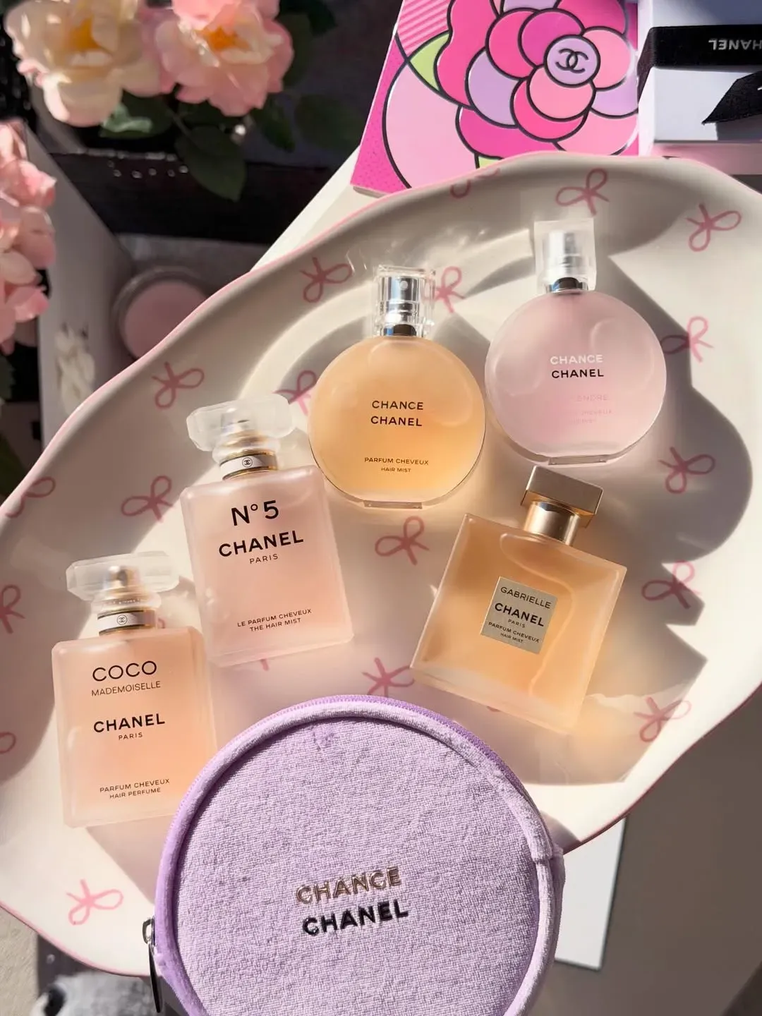 網民分享 Chanel Hair Perfume 多款經典香味(如 N°5、Coco Mademoiselle、Gabrielle、Chance 等)系列,指出髮香相比傳統香水更顯輕柔細緻,隨頭髮擺動散發出較含蓄而貼近肌膚嘅香氣,適合日常使用而不會過於濃烈。形容呢類髮香屬於一種「低調但持續」嘅香氣體驗。