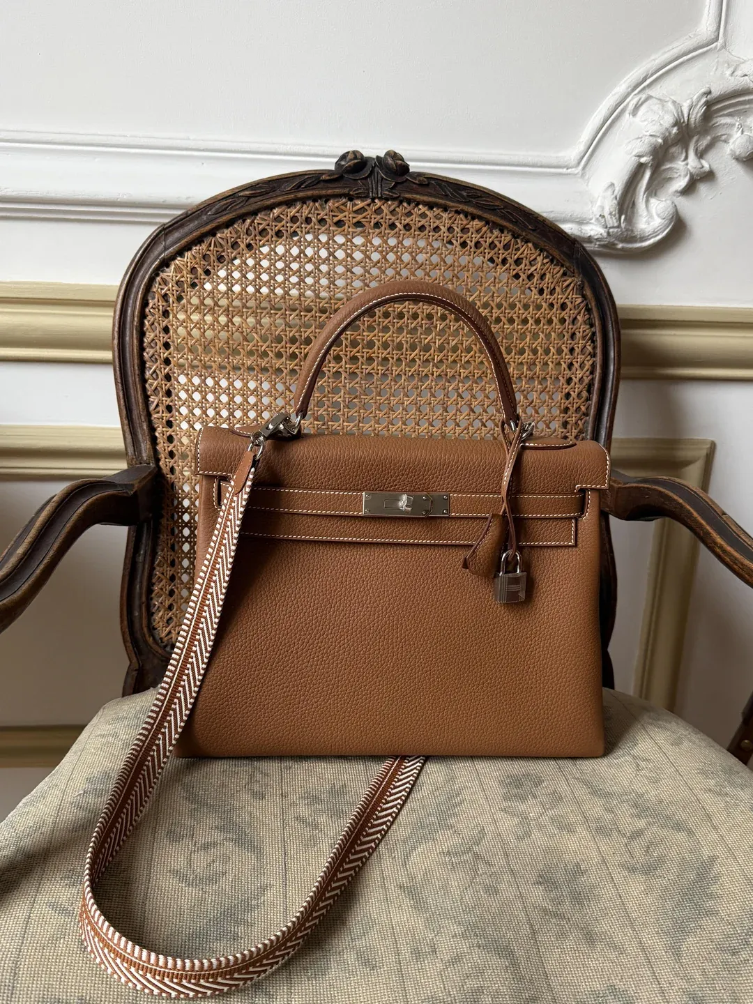 用家透過 walk-in 碰上 cancellation,成功入手 Hermès Kelly 32 Retourne,定價約 €11,100。雖然原本目標為金扣配置,最終改為接受銀扣,顏色方面亦以中性色為主但未有設限,反映入手過程中需要一定彈性調整。