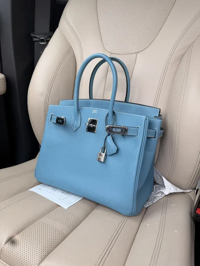 有用家分享自己嘅 Bleu Jean 配色 Hermès Birkin 30,並表示呢個係佢第一個 Birkin,同時亦係最想要嘅顏色。佢形容 Bleu Jean 雖然帶有色彩,但同時又有一種近似中性色嘅感覺。