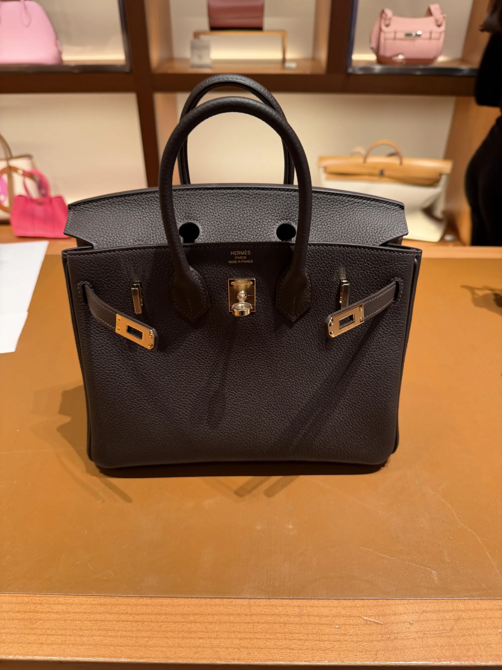 網民分享於倫敦&nbsp;Hermès Cadogan Place&nbsp;店舖意外獲得&nbsp;Birkin 25。
