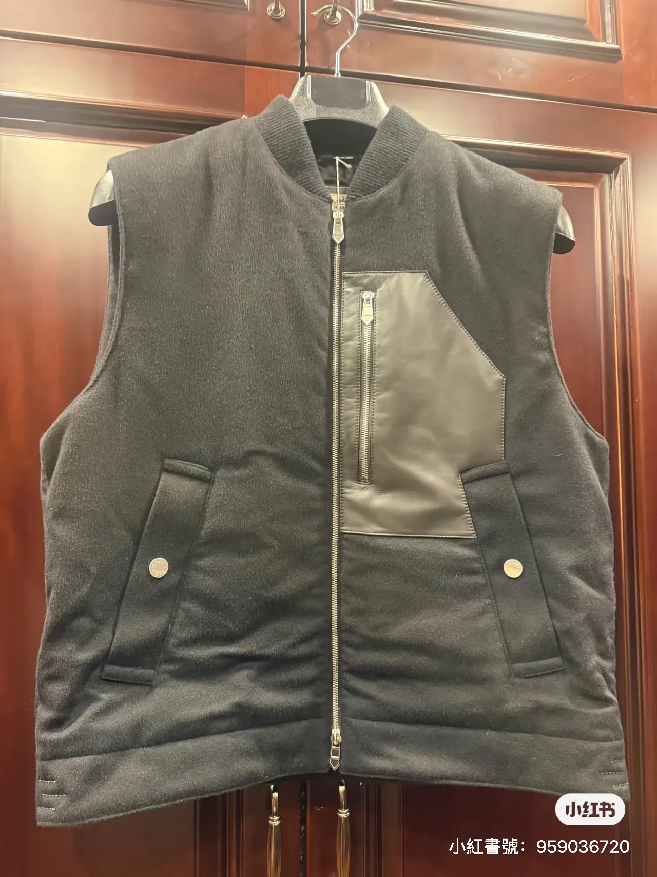 帖主事後先發現，當日隨口話「呢件要埋」嘅小羊駝毛背心，原來標價高達20.5&nbsp;萬人民幣。對初入馬場嘅人嚟講，一件背心去到呢個價位確實幾震撼。