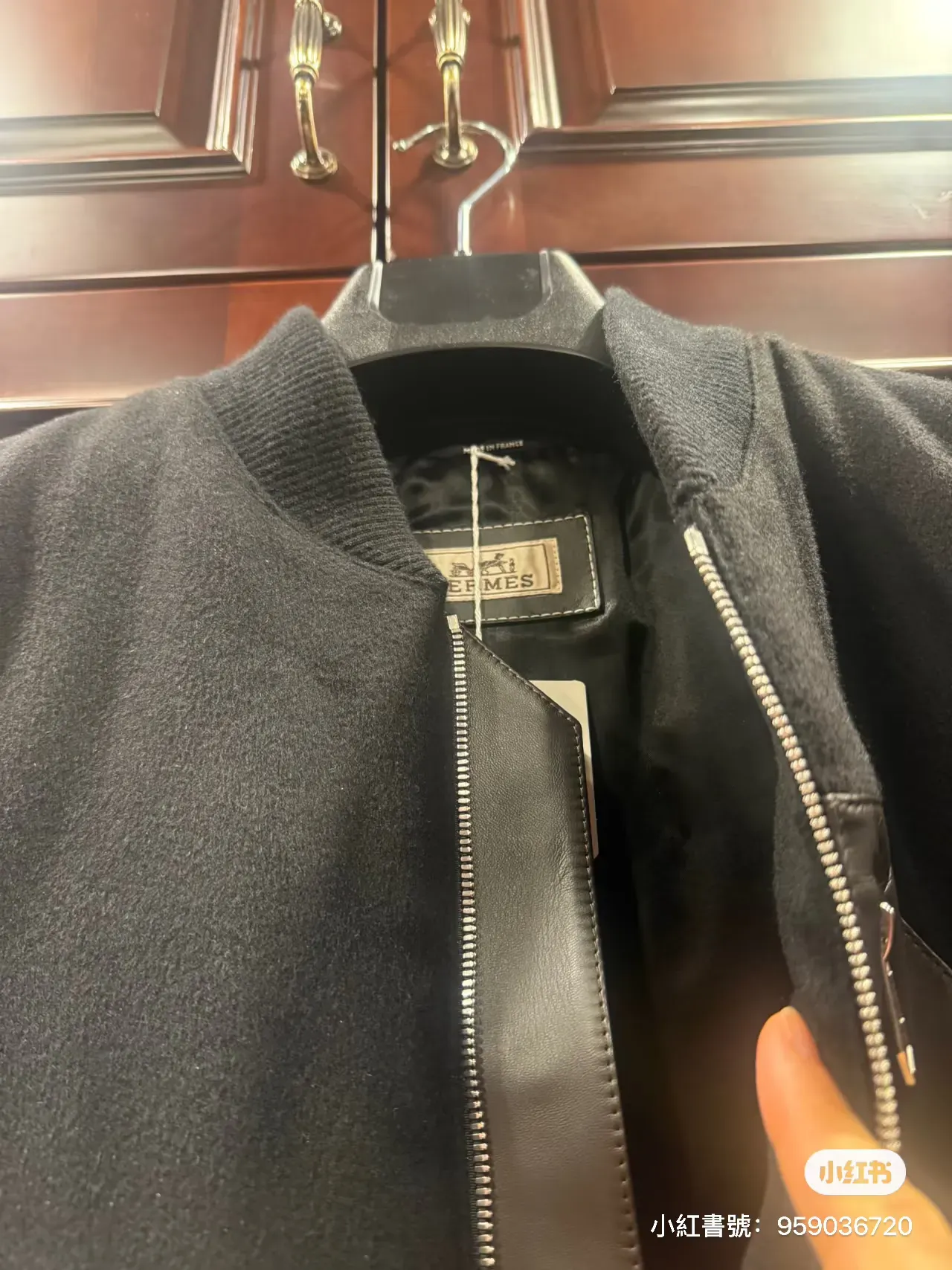 帖主事後先發現，當日隨口話「呢件要埋」嘅小羊駝毛背心，原來標價高達20.5&nbsp;萬人民幣。對初入馬場嘅人嚟講，一件背心去到呢個價位確實幾震撼。