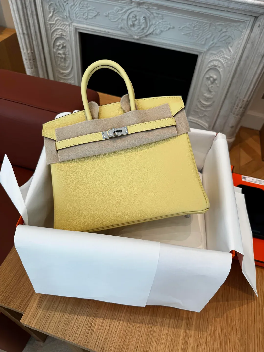 用家喺巴黎停留 7 日後,於最後一日成功抽中 appointment,入手 Hermès Birkin 25,定價約 €9,600。原本偏好金扣配置,最終改為接受較少見嘅淡黃色配色,反映即使成功中籤,實際入手仍需因應當日選擇作出調整。