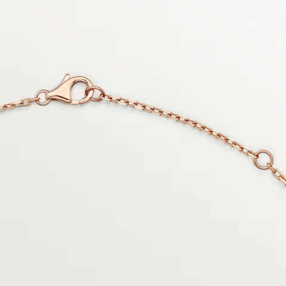 Cartier&nbsp;官方圖片顯示&nbsp;Love&nbsp;系列頸鏈扣位設計細節。