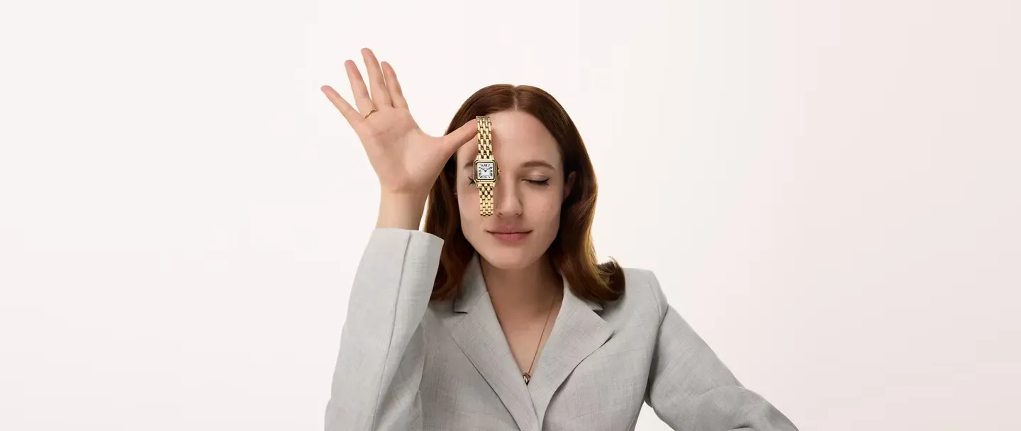 Cartier Panthère系列名稱源自其標誌性錶鏈設計，靈巧貼腕，線條流暢，令人聯想到品牌經典美洲豹形象。