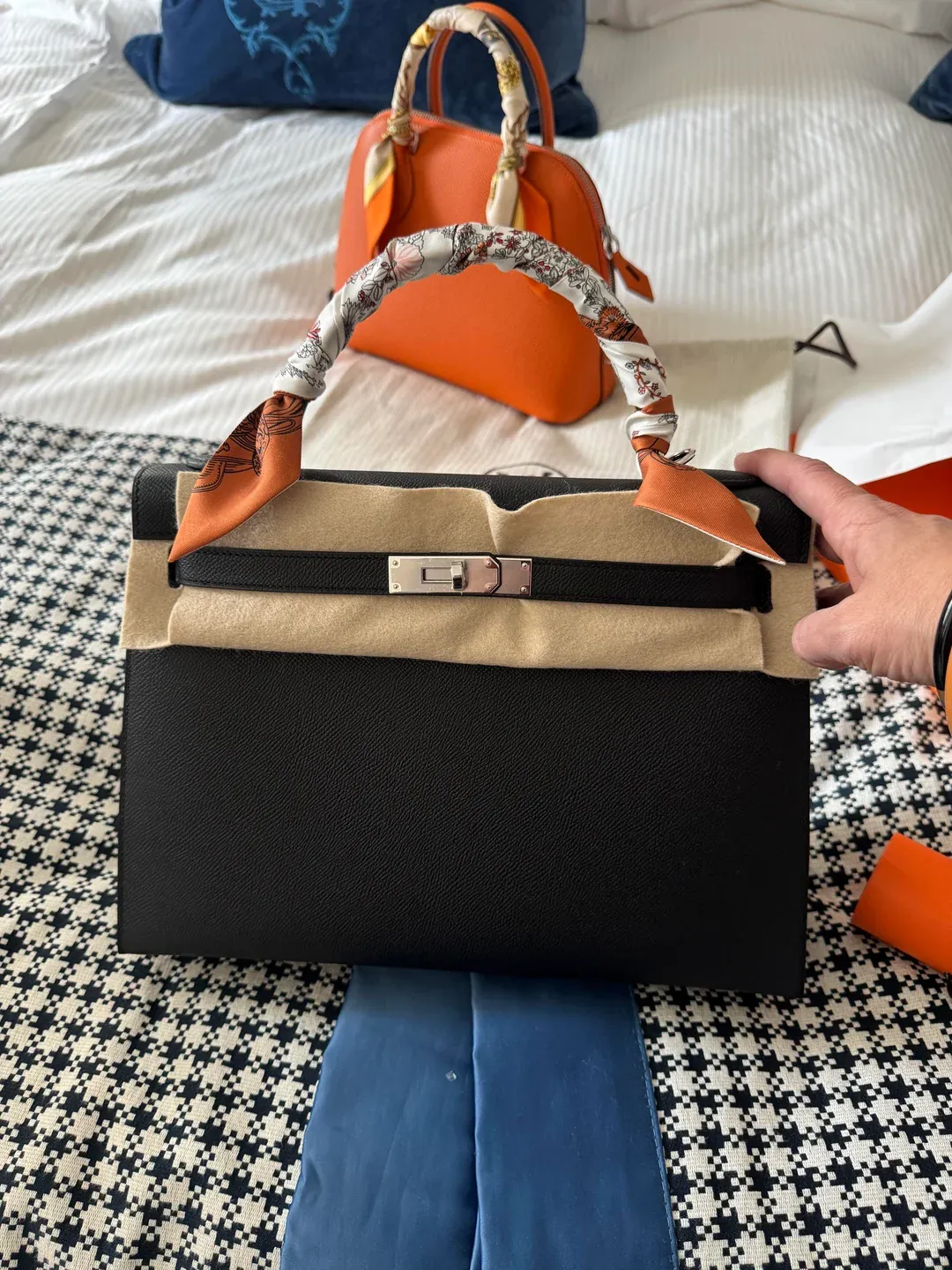 網民購入嘅&nbsp;Hermès Kelly 32 Sellier，黑色&nbsp;Epsom&nbsp;皮革配銀扣。