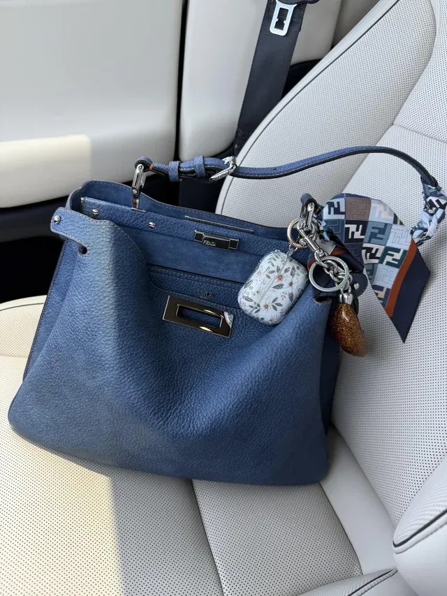 Fendi Peekaboo Soft Medium 被不少用家視為兼顧美感與實用性的經典袋款,容量足以放 iPad 等日常物品,加上柔軟皮革設計,日常使用亦相當耐用。