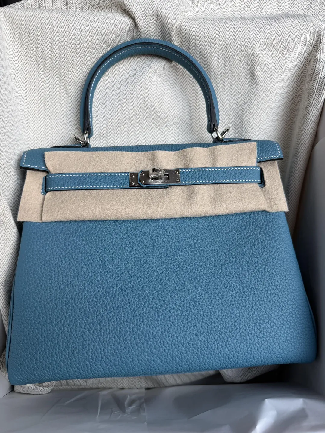 網民分享自己於 2026 年在 Hermès 獲得 offer 的一個 Hermès Kelly 25(Togo 皮革、retourne 內縫、Bleu Jean 配色、PHW 銀扣)。