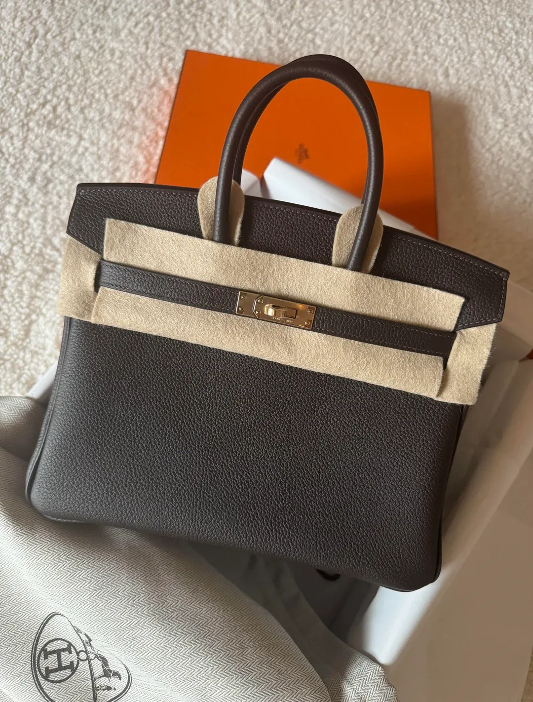 另一網民分享新年入手&nbsp;Birkin 25 Bai Brun Togo&nbsp;配&nbsp;Permabrass&nbsp;五金，並將其與&nbsp;Birkin 25 Noir Swift Gold Hardware&nbsp;作對比。