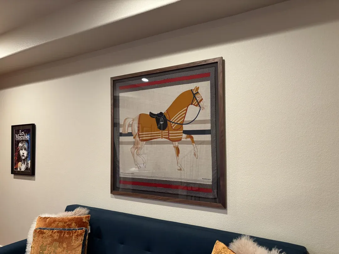 用家分享將 Hermès 絲巾裝裱後掛喺客廳牆上,將 Carré 圖案當作家居藝術裝飾。