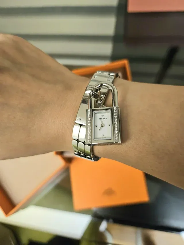 有用家分享將 Kelly Watch 作為首件 Hermès 購物,並特意入店尋找此款。佩戴後認為外觀與手感出色,鎖頭只要橫向固定即可保持穩定,不易晃動。該用家亦將其視為珠寶多於手錶,表示實物效果更吸引,日常佩戴亦收到不少讚賞。