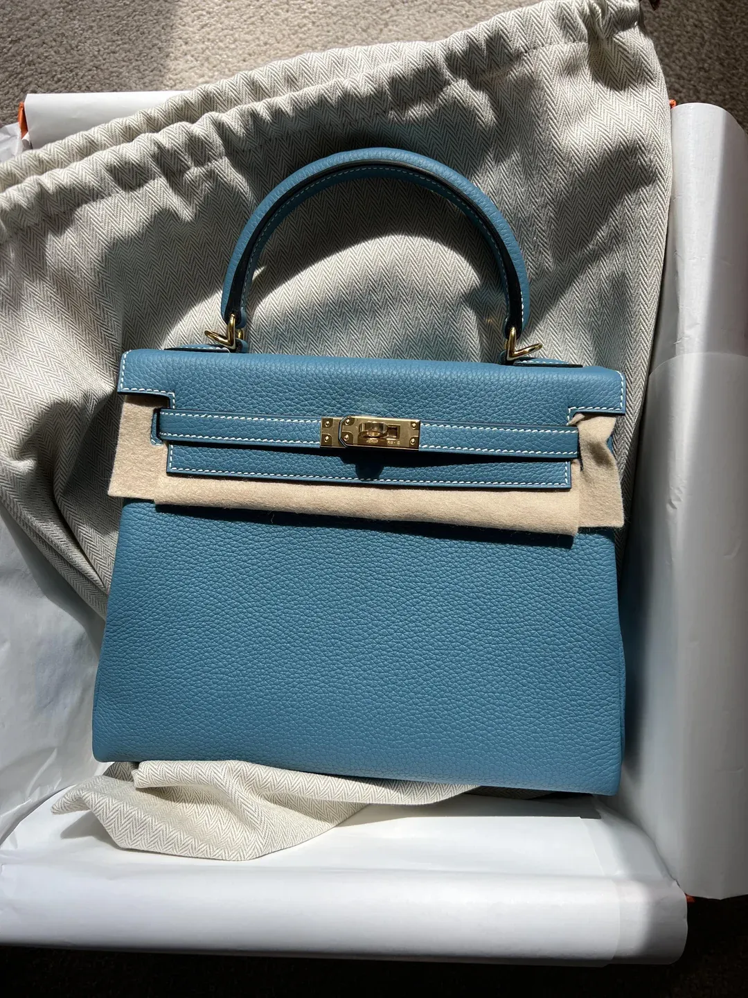 有用家分享自己喺一次購物後收到 SA 驚喜安排,入手一個 Bleu Jean 配色嘅 Hermès Kelly bag。佢表示平時多數使用黑色同棕色手袋,今次呢個款式同顏色正好填補衣櫃中嘅空缺,並詢問其他人會點樣配搭。