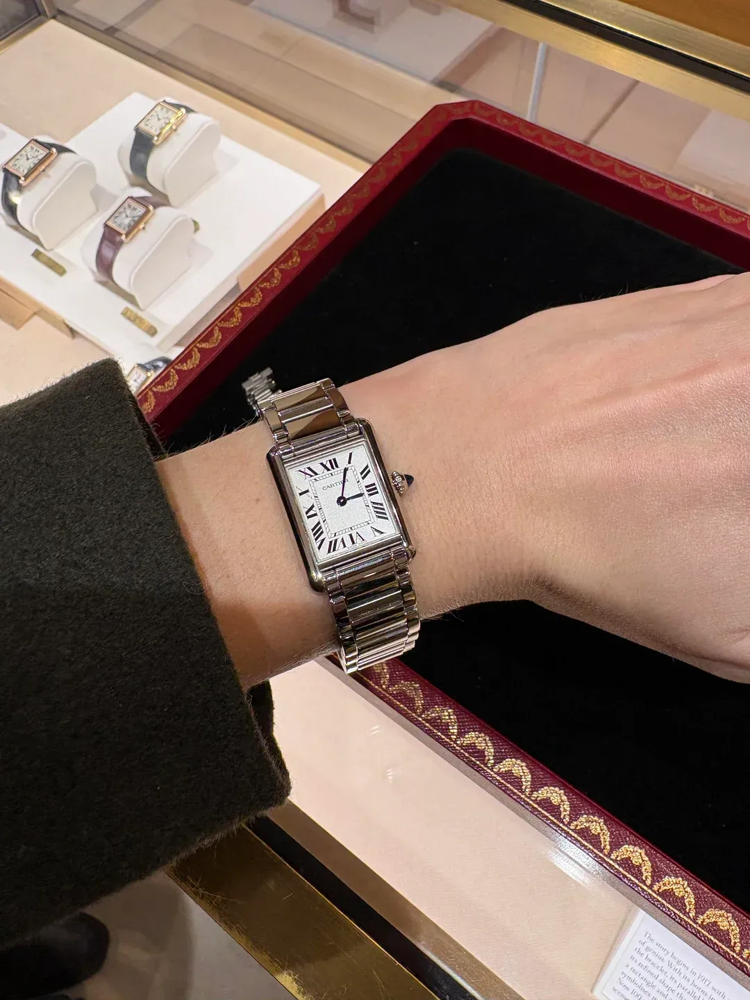 網民於門市試戴Cartier Tank Must腕錶，上手效果簡潔俐落，適合日常及商務穿搭。