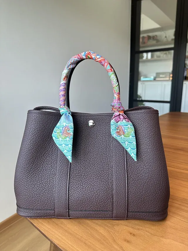 有用家表示自己最常用的是 Hermès Garden Party 30,容量足以放 14 吋工作手提電腦,平日除了上班通勤,旅行或外出晚餐亦會使用。她亦提到袋口扣好後相當安全,即使袋身傾側也不易掉東西,而皮革亦十分耐用、不易刮花。