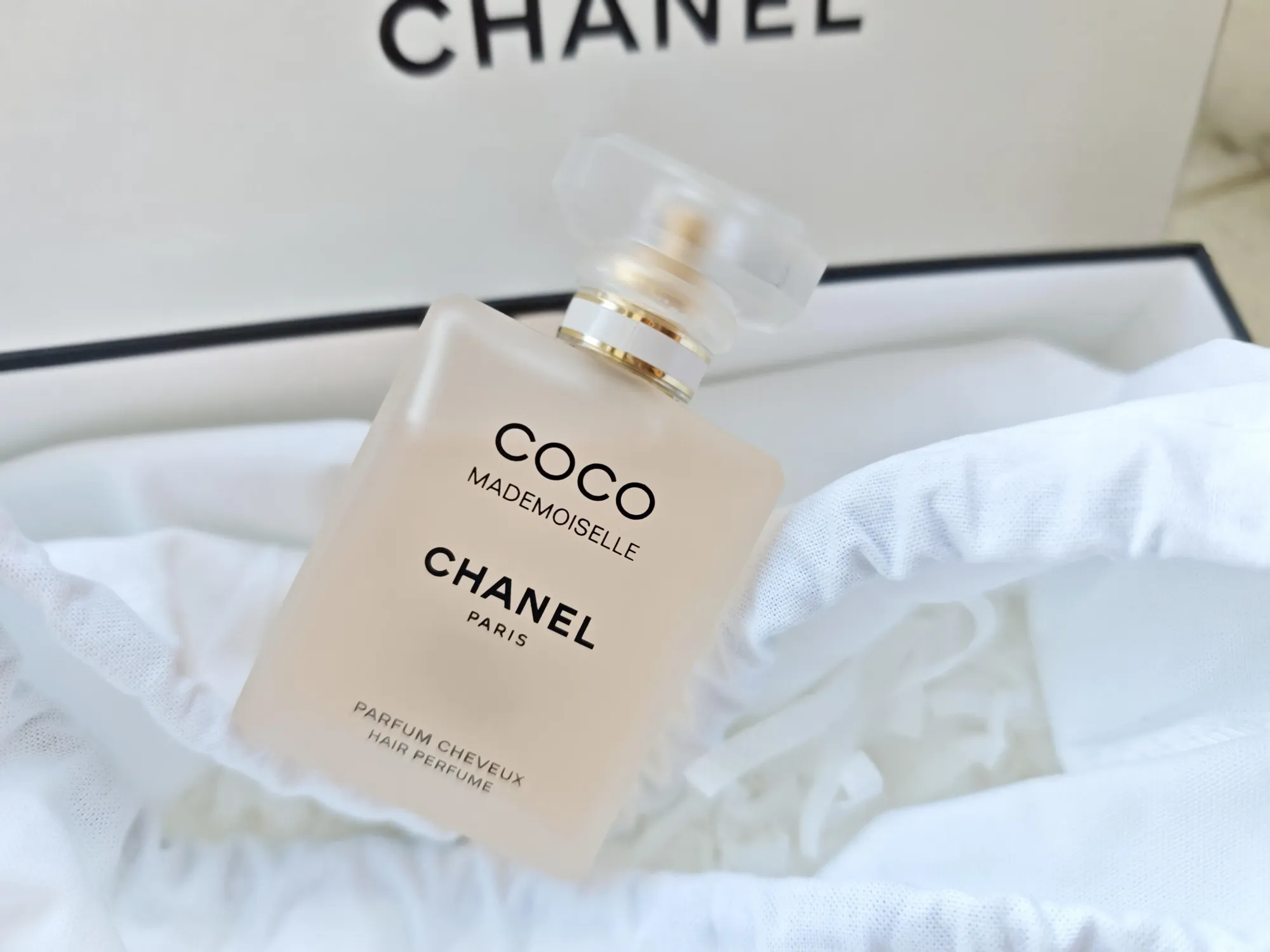 有網民關注 Chanel 髮香噴霧嘅使用方法同安全性,例如點樣使用先可以令香味更持久,以及長期使用會否對頭髮或頭皮造成影響;相關討論亦引伸出不同用法建議(如噴於梳子)同對配方溫和度嘅關注。