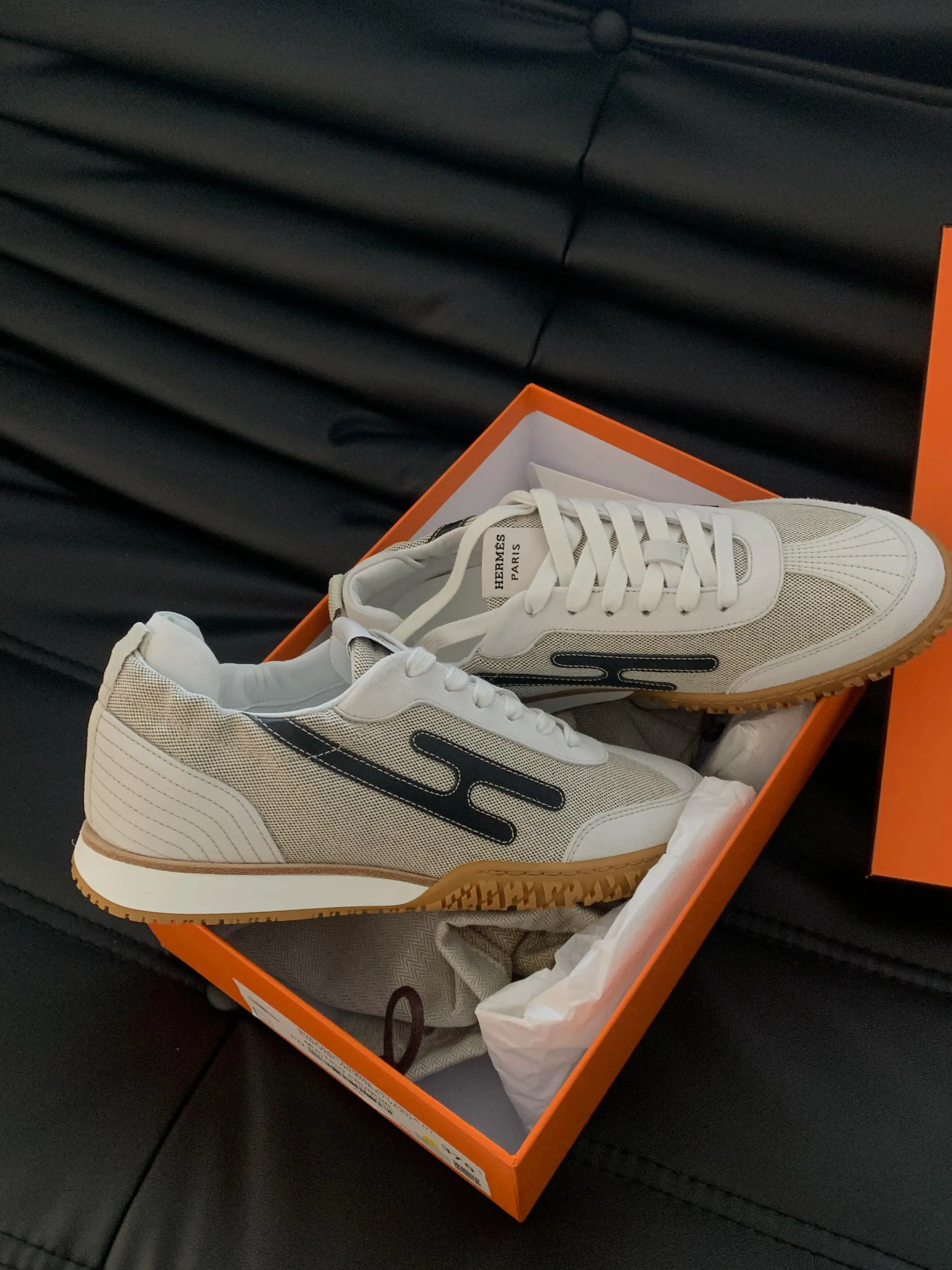 Hermès Jet Sneakers&nbsp;設計多為皮革與麂皮（suede）拼接，用家討論指出麂皮外觀柔和，但在雨天或遇水後需要較多保養與清潔。