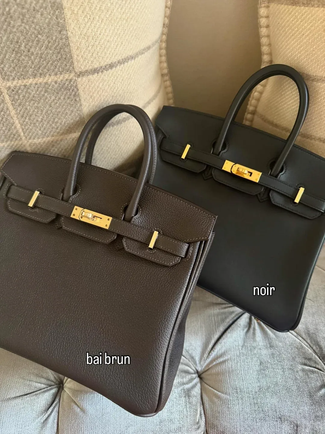 另一網民分享&nbsp;Birkin 25 Bai Brun&nbsp;與&nbsp;Birkin 25 Noir&nbsp;並排比較，可見&nbsp;Bai Brun&nbsp;為深棕色調，而&nbsp;Noir&nbsp;則為純黑色，兩者在光線下呈現不同層次。