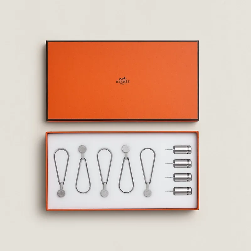 Hermès 官方 Scarf Display System 絲巾掛牆裝置,利用 Clou de Selle 磁鐵同鋼索固定絲巾展示。