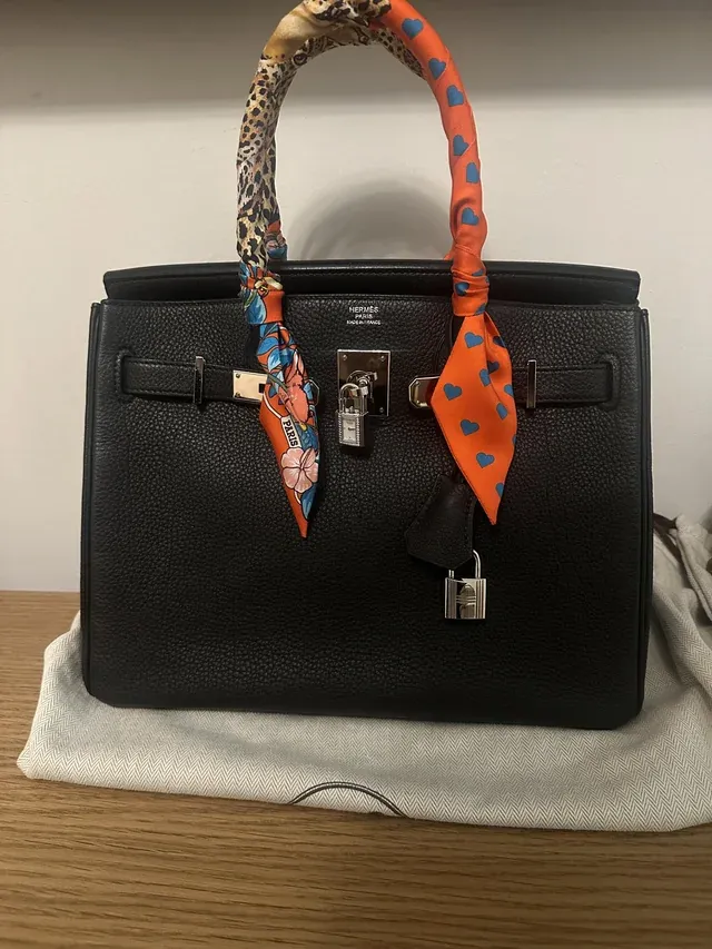 有用家將 Kelly Watch 錶面作為吊飾,配搭 Birkin 30 手袋使用,展示其作為袋飾嘅另一種用法。