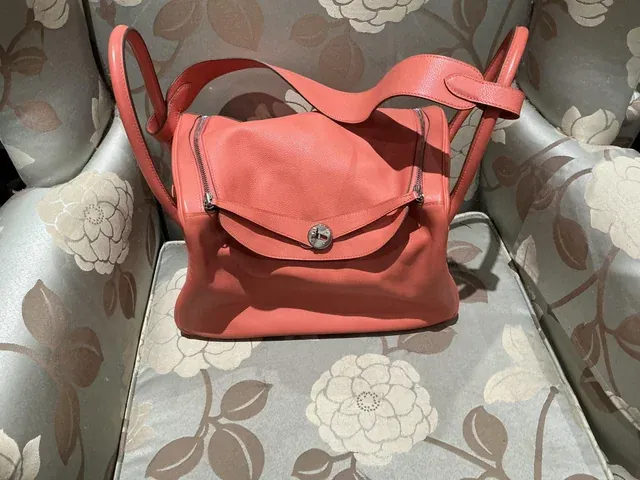 有用家分享自己平日最常用的是 Hermès Lindy 34,形容這個袋「幾乎什麼都裝得落」,甚至可以放 13 吋laptop。她亦表示自己有時會與 Salvatore Ferragamo Hug bag 輪流使用,因為同樣能夠放手提電腦,對需要帶電腦外出的日常使用來說相當實用。