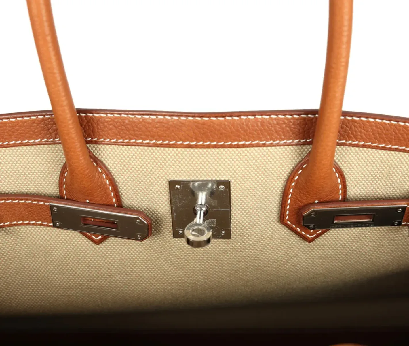 Birkin À l’Envers 的內部結構與傳統 Birkin 不同,部分扣帶與五金設計於袋內側,屬於較少見嘅設計。