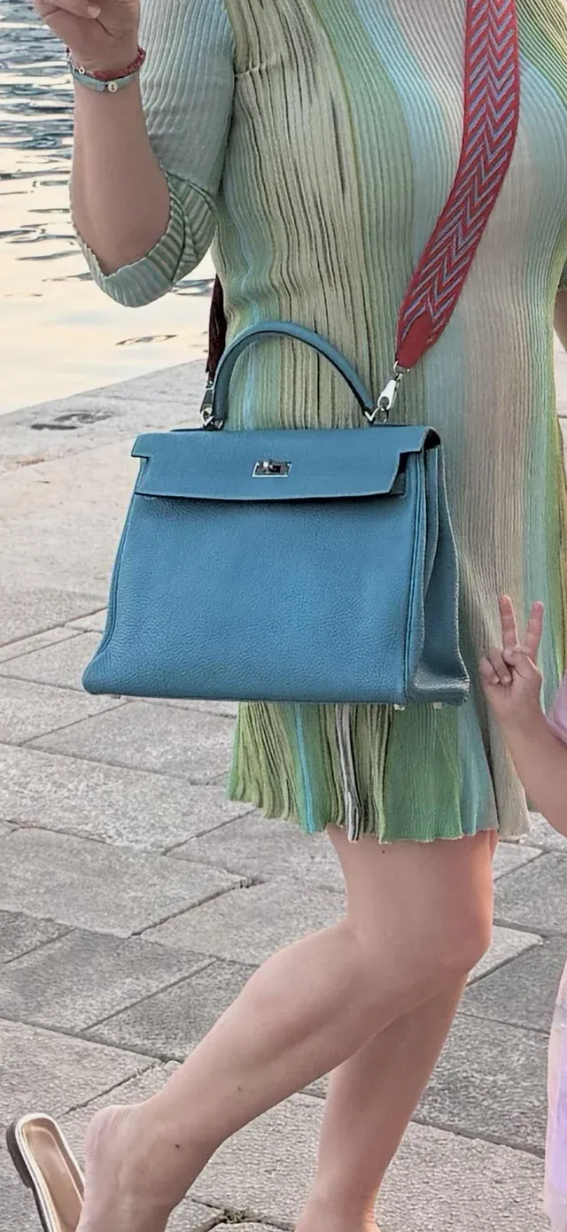 有用家分享自己擁有一個較早期嘅 Bleu Jean Kelly Bag,並表示呢個顏色其實幾難配搭,因為佢既唔完全係藍色,亦唔算綠松石色,而係介乎兩者之間嘅色調。