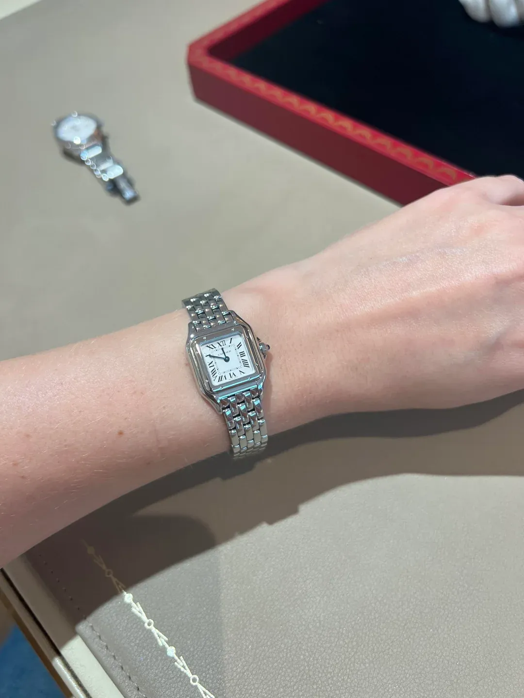 網民於門市試戴Cartier Panthère腕錶，錶鏈貼腕自然，整體風格更偏優雅飾物感。