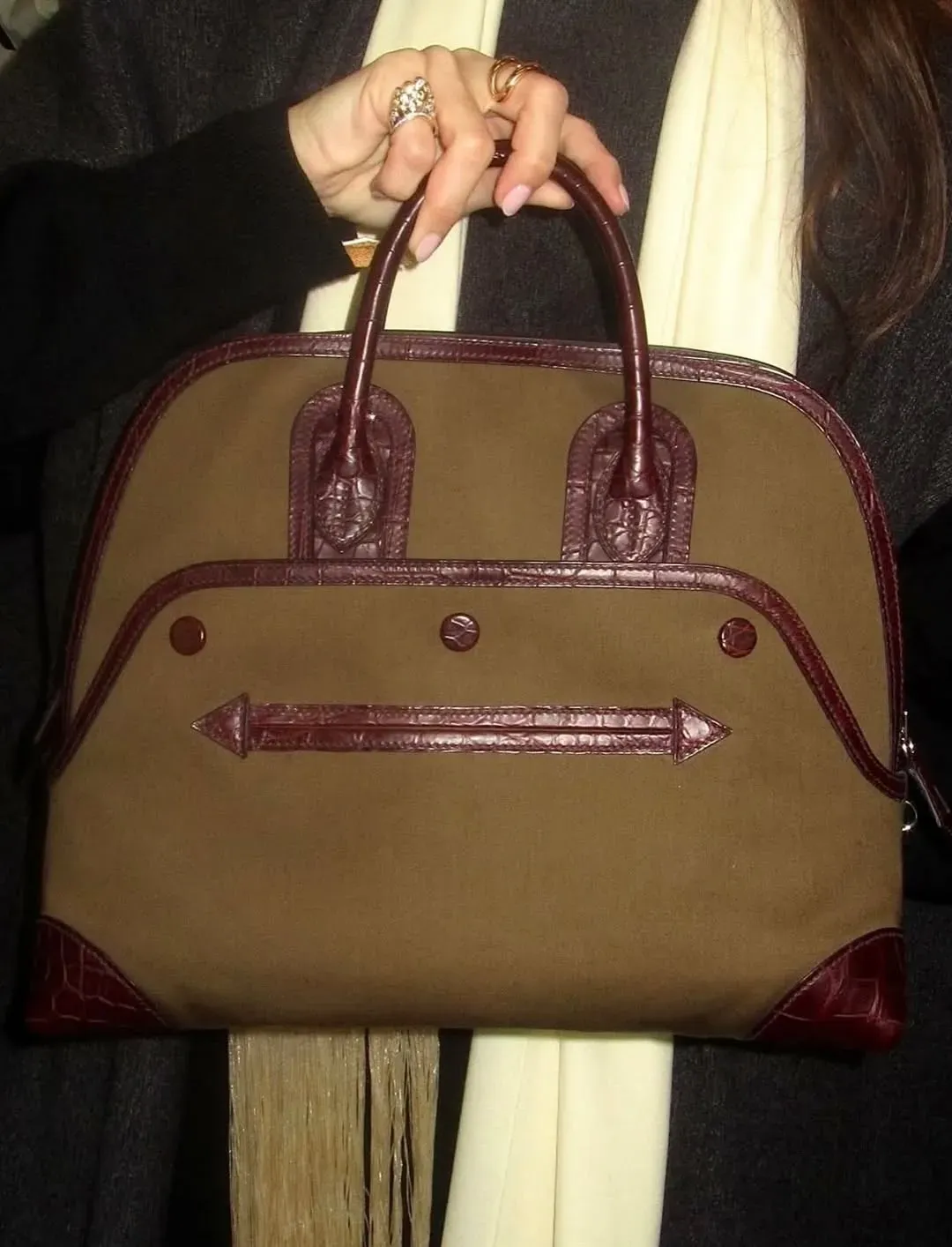 Hermès Bolide bag 同樣出現類似外層 cover 設計,反映同一功能性造型思路延伸。