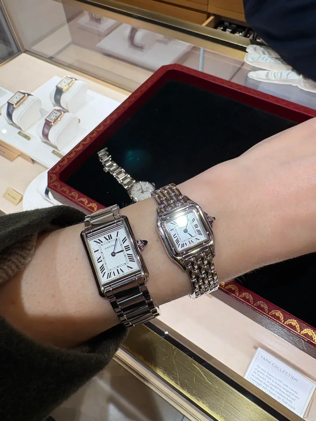 網民於門市同時試戴Cartier Tank Must與Cartier Panthère腕錶，對比兩者喺設計風格與上手效果嘅差異。