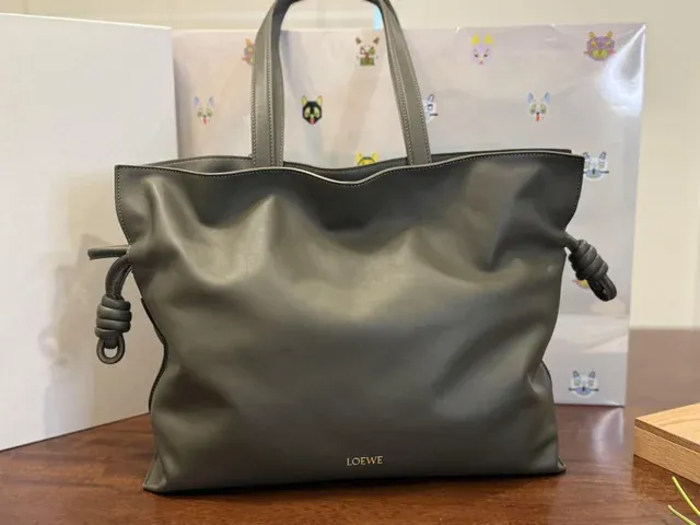 有用家表示自己的 Loewe Flamenco 是真正的「workhorse bag」,即使長期日常使用、裝滿物品,但皮革質感仍然保持奢華柔軟,因此一直非常喜歡。