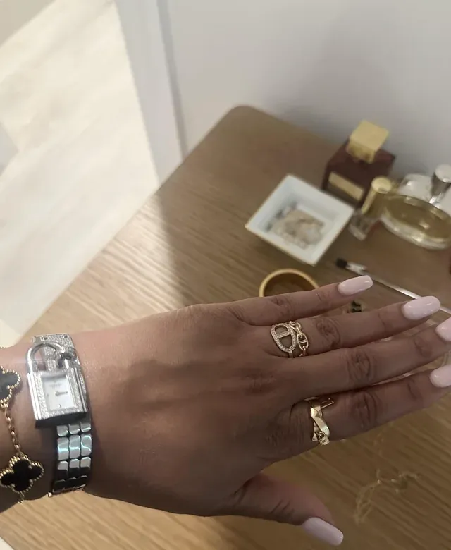 有用家分享對 Kelly Watch 情有獨鍾,要預訂約半年先成功買到。平日多數當手錶佩戴,同時亦可拆下鎖頭作為手袋吊飾,或配搭 clochette 當頸鏈使用,展現多種佩戴方式。
