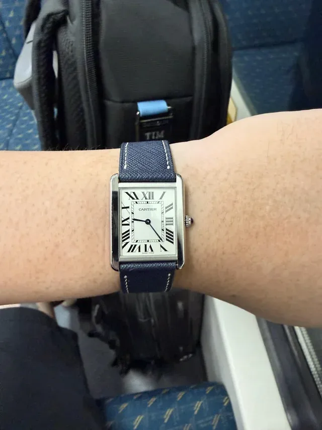 有用家比較過&nbsp;Maurice Lacroix、Oris&nbsp;及&nbsp;Longines&nbsp;後，最終選擇&nbsp;Cartier Tank，認為經典設計仍具不可取代性。