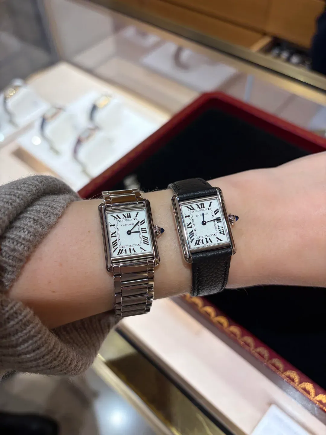 網民於門市試戴Cartier Tank Must並比較不同錶帶（皮帶與金屬鏈帶）效果，展現其可替換設計帶來嘅高度靈活性，整體風格經典耐看，同時略帶中性氣質。