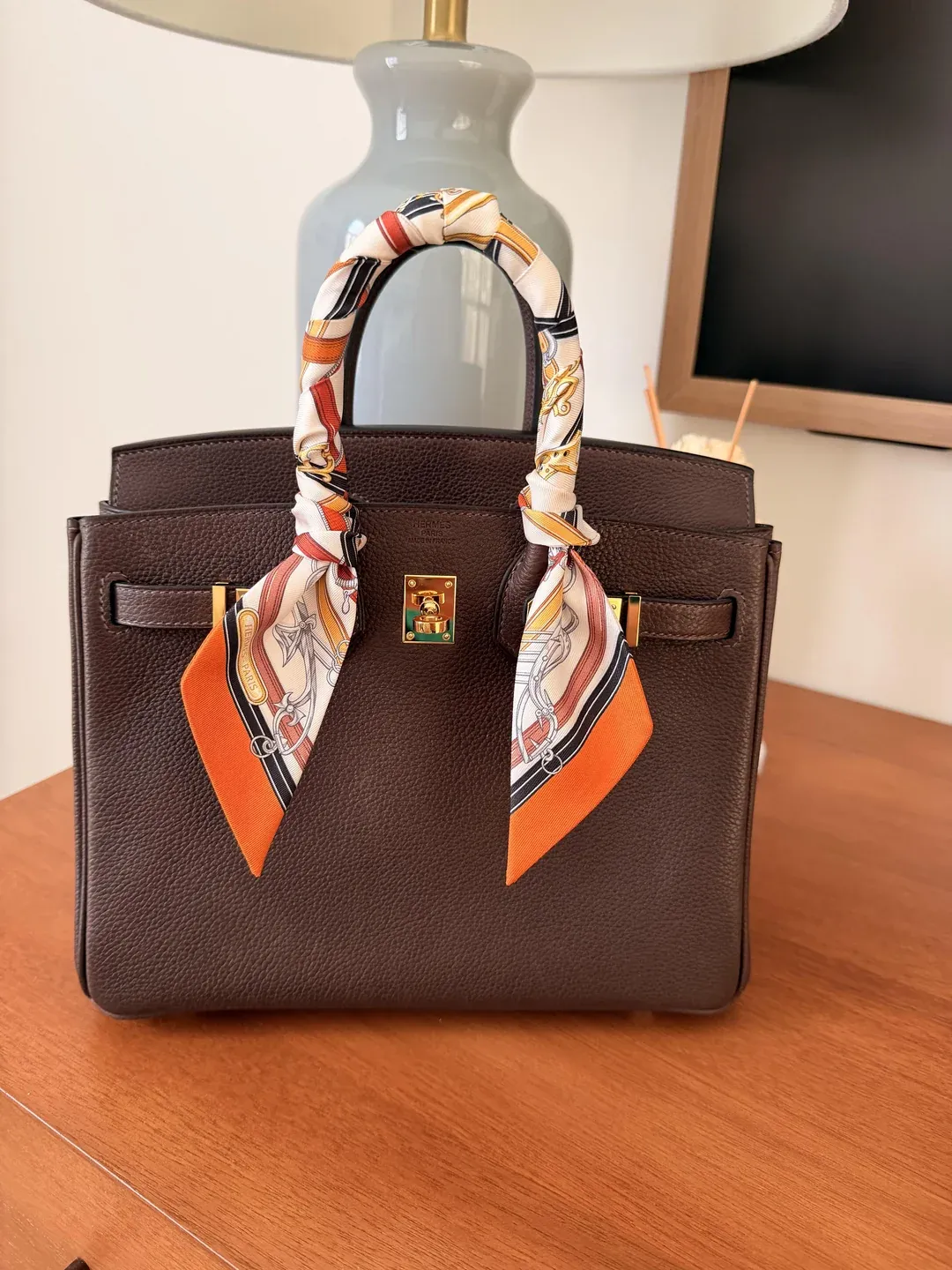 網民分享成功入手&nbsp;Birkin 25 Barenia（Ebene），並透露配貨比例約為&nbsp;1.6：1（不包括手袋及細皮具）。同時表示現時衣櫃中已累積多款日常可用單品，包括服裝、配件同鞋履，對整體&nbsp;Hermès&nbsp;旅程感到滿意，亦期待未來繼續收藏下一件心儀單品