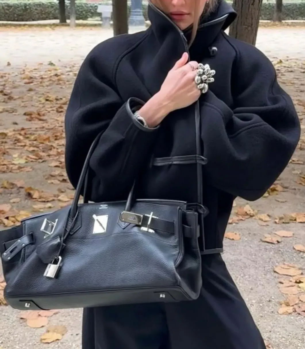 Shoulder Birkin 42&nbsp;由&nbsp;Jean Paul Gaultier&nbsp;為&nbsp;Hermès&nbsp;設計，與一般&nbsp;Birkin&nbsp;相比尺寸放大至&nbsp;42，並採用較柔軟袋身設計，呈現自然下垂（slouchy）效果。