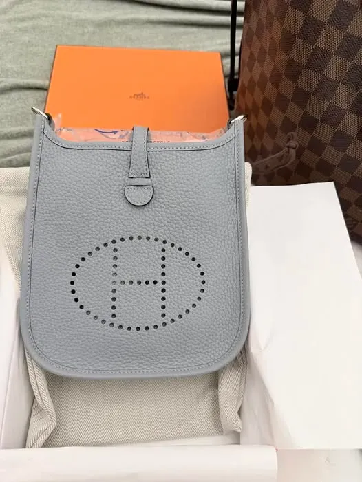 有用家於機場購入&nbsp;Hermès&nbsp;手袋後忘記顏色名稱，上網詢問其他人意見；有網民回應指該款屬非常吸引嘅灰色調，反映其外觀雖然出眾，但同時亦較難一眼辨認具體色名。