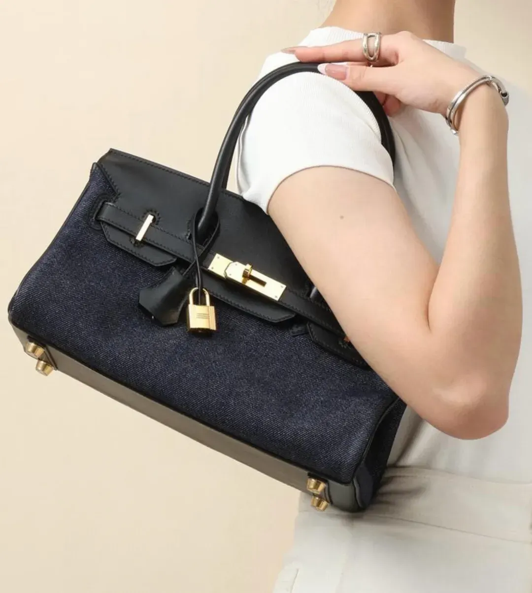 Shoulder Birkin 29&nbsp;可理解為&nbsp;Birkin&nbsp;嘅變奏版本，保留經典翻蓋同鎖頭設計，同時改用較長手柄，設計上可作肩背使用。