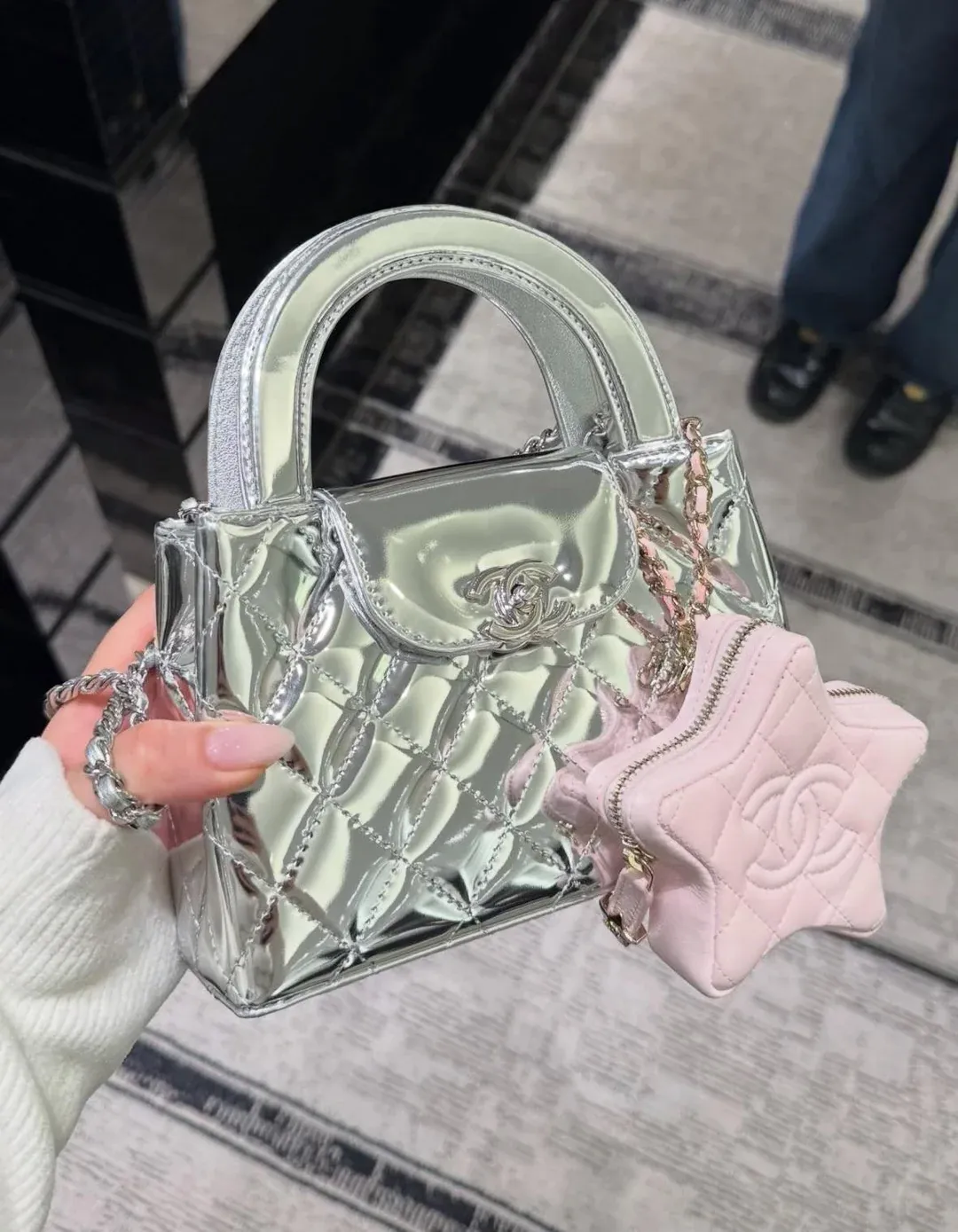 銀色漆皮&nbsp;Chanel&nbsp;手袋，光線下閃閃動人，低調又搶眼。