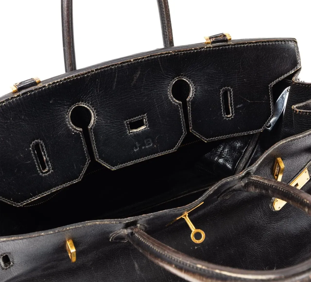 Jane Birkin's Original Birkin Jane Birkin&nbsp;與她的&nbsp;Birkin&nbsp;手袋之間的關係，早已超越單純時尚配飾。她將這款手袋視為生活的一部分，並在包蓋鎖下方烙上自己名字的縮寫「J.B.」，使其成為她最愛的配飾。