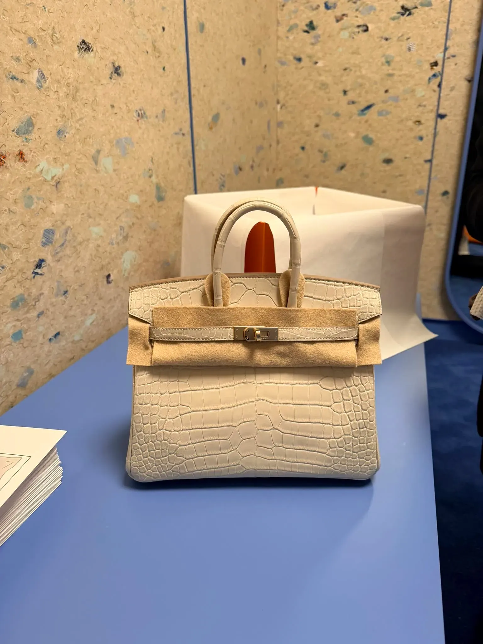 用家表示原本只係打算去專門店睇鞋或者皮帶，期間同&nbsp;SA&nbsp;傾到&nbsp;Birkin 35&nbsp;太大，最後被建議試&nbsp;Birkin 25，並即場獲&nbsp;offer Matte Alligator Beton，最終用信用卡完成付款。