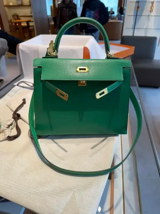 Kelly 25 Bambou（Chamkila&nbsp;皮革），用家等待約&nbsp;2.5&nbsp;年後入手，顏色鮮明加上光澤效果，成為焦點